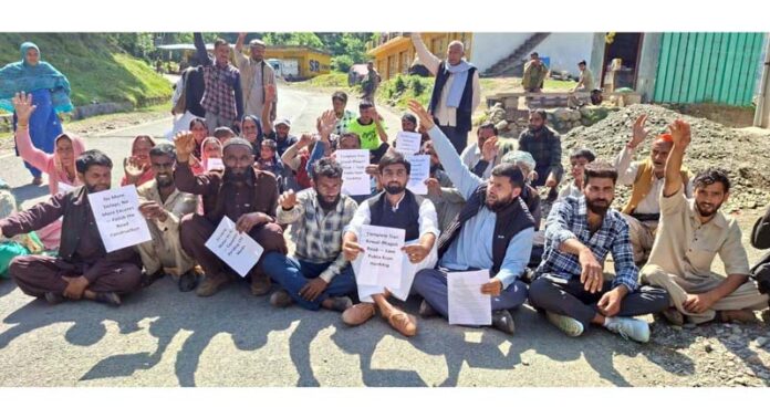 Villagers staging protest in Budhal area of Rajouri on Thursday. -Excelsior/Imran Villagers staging protest in Budhal area of Rajouri on Thursday. -Excelsior/Imran