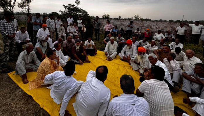Cong leader Neeraj Kundan interacting with people in Arnia.