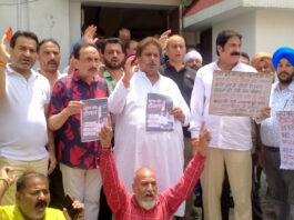 Congress leaders and workers staging protest against inflation in Jammu on Friday. —Excelsior/Rakesh