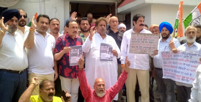 Congress leaders and workers staging protest against inflation in Jammu on Friday. —Excelsior/Rakesh