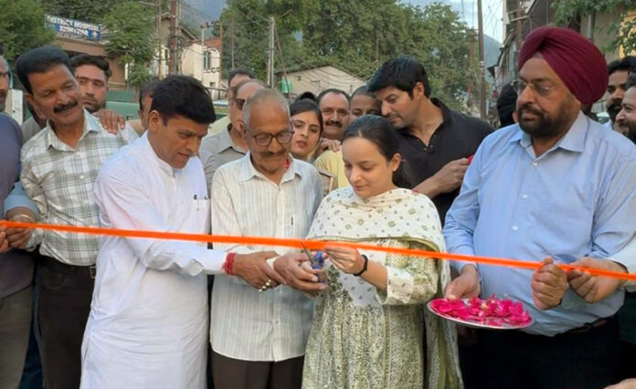 MLA Shagun Parihar inaugurating blacktopping work of Hasti–Kurya Bridge Road in Kishtwar. MLA Shagun Parihar inaugurating blacktopping work of Hasti–Kurya Bridge Road in Kishtwar.