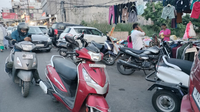Wrongly parked vehicles in Janipur area on Saturday. Wrongly parked vehicles in Janipur area on Saturday.