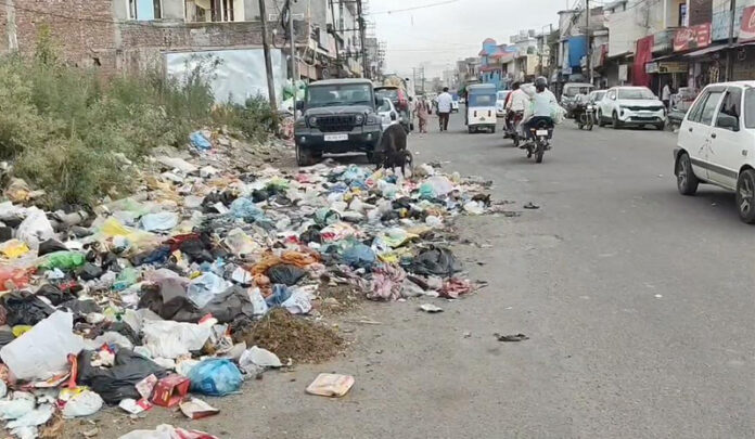 Heaps of garbage lying along road side in a locality of Kathua. —Excelsior/Nishant Heaps of garbage lying along road side in a locality of Kathua. —Excelsior/Nishant