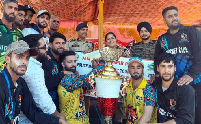 Winning team alongwith dignitaries posing with the trophy during a programme —Excelsior/Tilak Raj