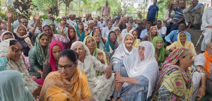 West Pakistani refugees during a meeting at Kathua on Friday. —Excelsior/Pardeep