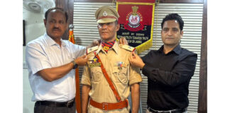 SSP SCW Crime Branch Jammu Sanjay Parihar decorating ASI Mushtaq Ahmed.