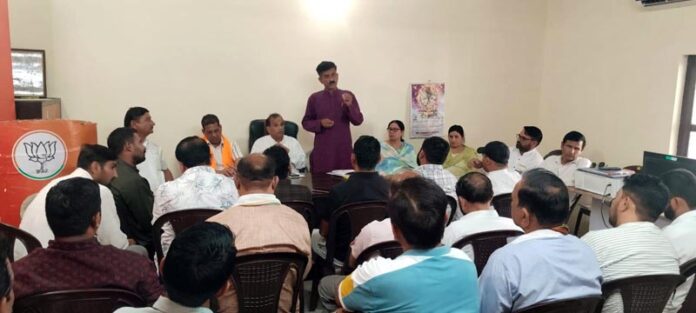 Arun Sharma addressing BJP workers at Akhnoor on Tuesday. Arun Sharma addressing BJP workers at Akhnoor on Tuesday.