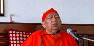 Swami Ram Swarup, Yogacharya speaking during Yajna.