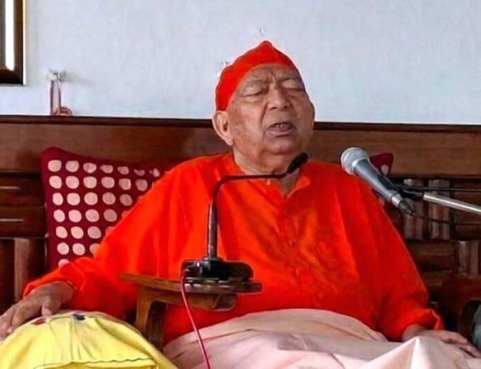 Swami Ram Swarup, Yogacharya speaking during Yajna.