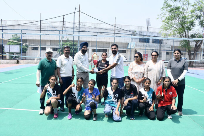 Dignitaries presenting trophy to winning team during a programme. Dignitaries presenting trophy to winning team during a programme.