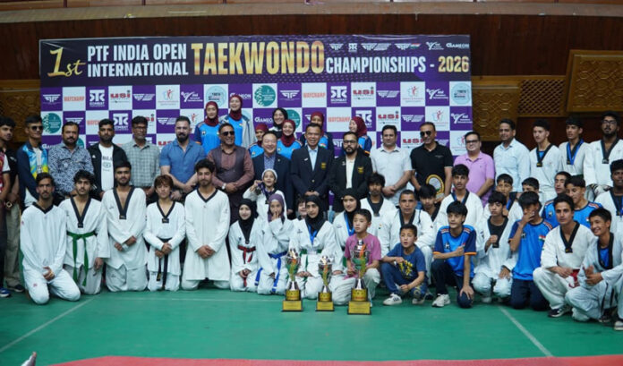 Dignitaries posing along with athletes during closing ceremony at Srinagar.