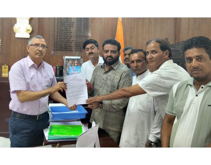 JKPCC Kissan Congress activists submitting memorandum to Dy Commissioner Kathua Rajesh Sharma on Monday. JKPCC Kissan Congress activists submitting memorandum to Dy Commissioner Kathua Rajesh Sharma on Monday.