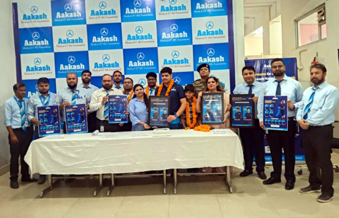 Vikas Phutela, Dy Regional Director, AESL posing along with students in Udhampur. Vikas Phutela, Dy Regional Director, AESL posing along with students in Udhampur.