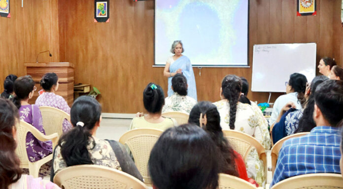 Resource person interacting with participants.