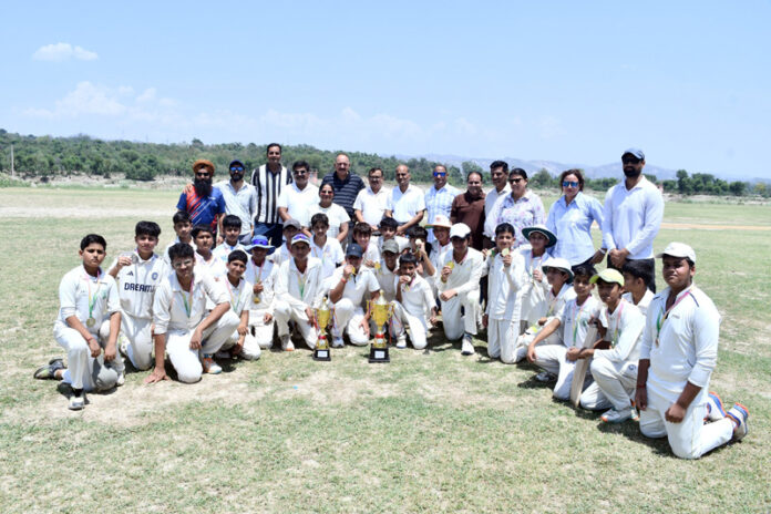 Winning team posing alongwith dignitaries during prize distribution ceremony.