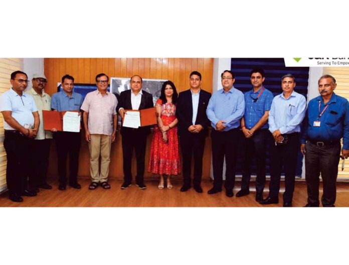 Dignitaries from J&K Bank and SMVDU Katra posing for photograph after signing an MoU in Katra on Tuesday. Dignitaries from J&K Bank and SMVDU Katra posing for photograph after signing an MoU in Katra on Tuesday.