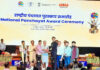 J&K Govt officers receiving award from Union Minister.
