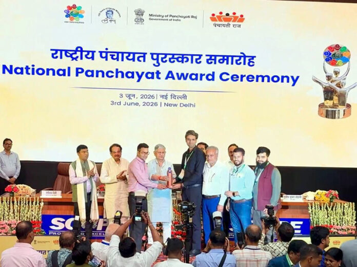 J&K Govt officers receiving award from Union Minister.