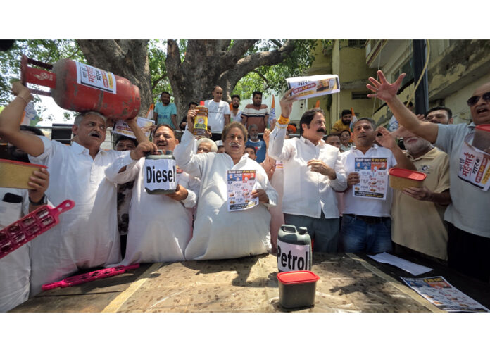 Cong leaders and workers staging protest in Jammu on Tuesday. —Excelsior/Rakesh Cong leaders and workers staging protest in Jammu on Tuesday. —Excelsior/Rakesh