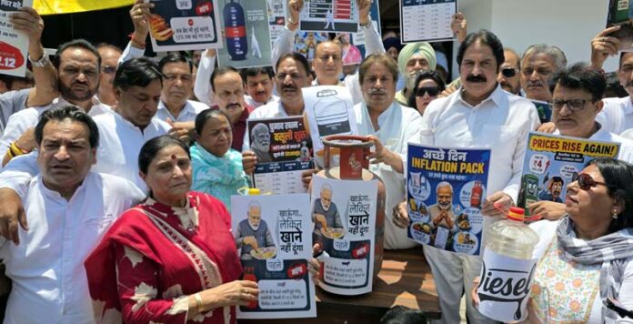 Cong leaders and workers staging protest in Jammu on Wednesday. -Excelsior/Rakesh