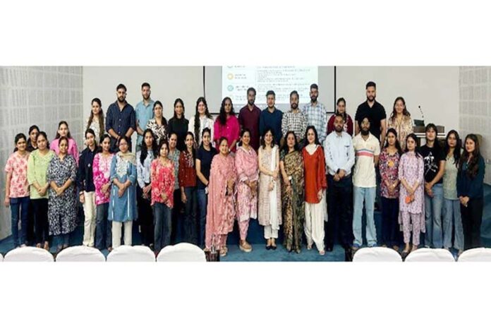 Guest speaker with the JU Business School students and faculty members after the lecture.