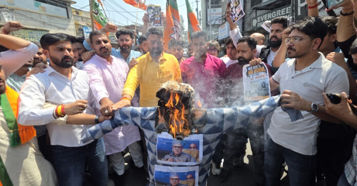 BJYM activists torching the effigy of Omar Abdullah Government during a protest at Jammu on Thursday. — Excelsior/Rakesh