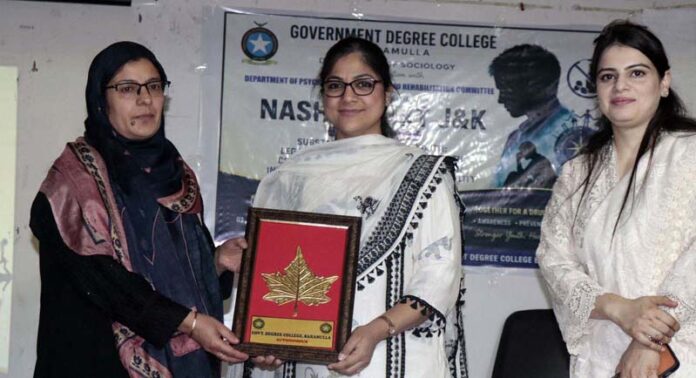 A dignitary from GDC Baramulla presenting a souvenir to Deputy Advocate General Meenakshi Slathia during a programme on Thursday.